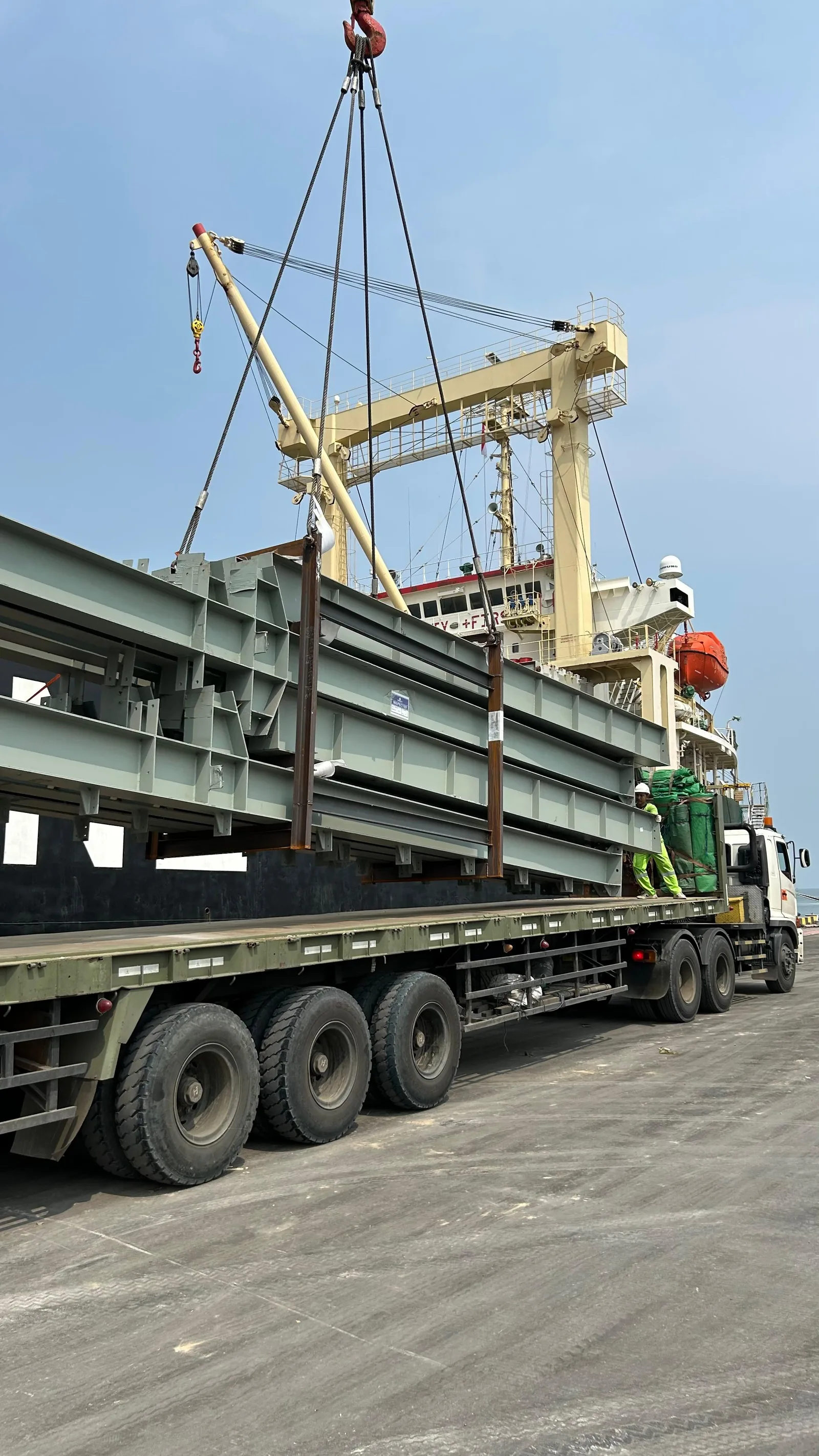 Struktur baja di atas trailer.